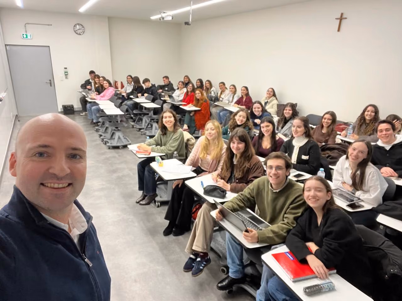 Thomas Gaultier with a full cohort of law students in a lecture hall at the Universidade Católica Portuguesa